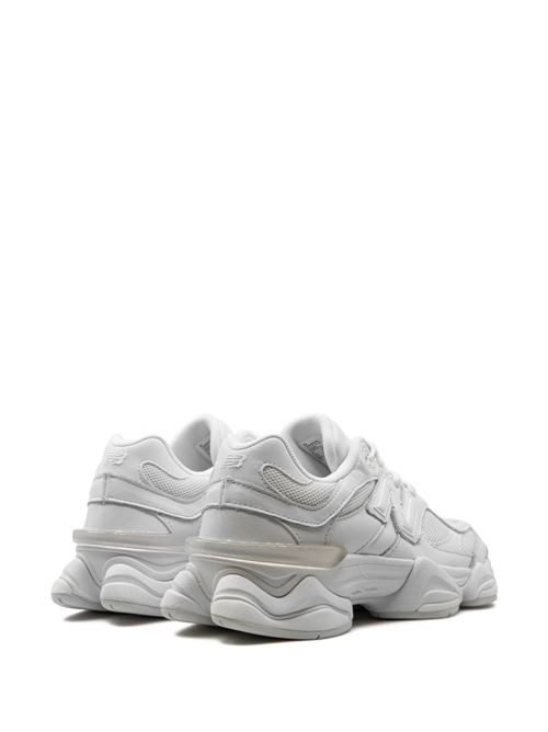 Sneaker 9060 di NEW BALANCE bianca in pelle scamosciata, caratteristica intersuola ABZORB®, inserti in rete e punta tonda. NEW BALANCE | U9060NRJWHITE